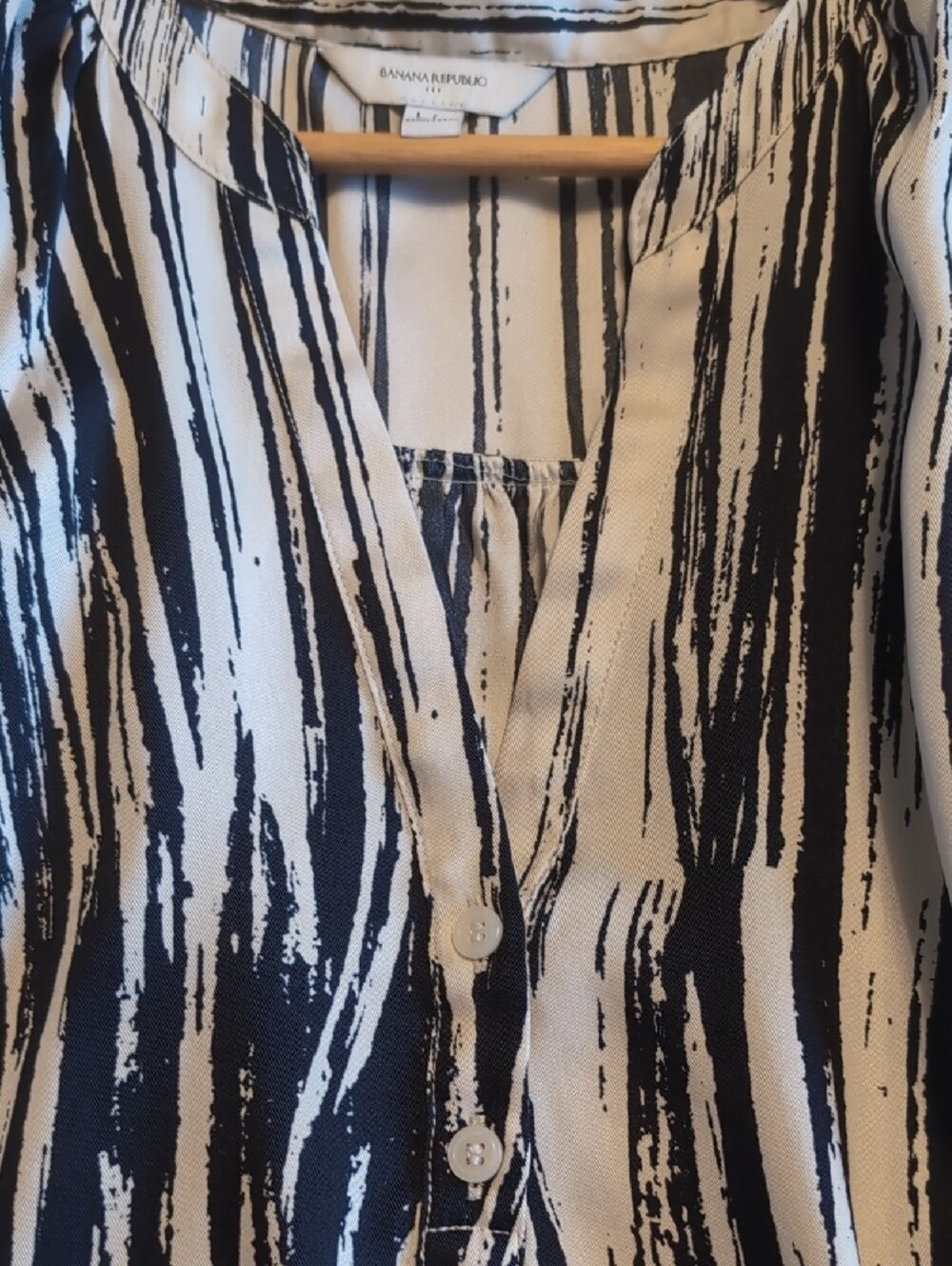 Banana Republic Navy and White Vertical Brushstroke Blouse - Picture 4 of 5